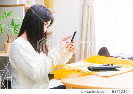 Woman tapping smartphone Eco bag Shopping list Deals information Payment service search 16: 9 Woman tapping smartphone Eco bag Shopping list Deals information Payment service search 16: 9 65752204