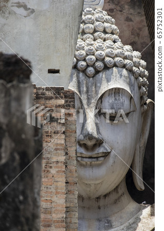 Phra Atchana statue Wat Si Chum temple Phra Atchana statue Wat Si Chum temple 65752301