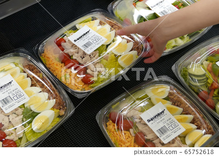 Motion of woman's hand picking salad inside superstore 65752618