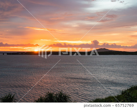 Okinawa Prefecture Miyakojima Nishihennazaki Morning glow 65752769