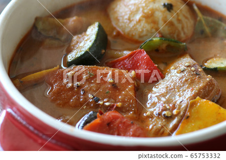Soup curry with lots of vegetables 65753332