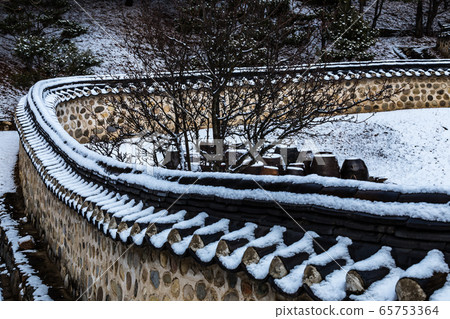 Roof tile fence and Jangdokdae 65753364