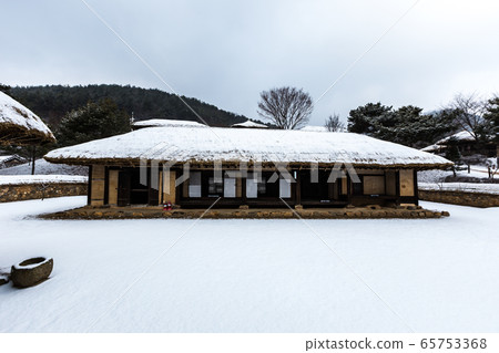 Thatched thatched house scenery 65753368