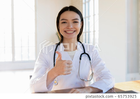 Smiling female doctor recommend good hospital service Smiling female doctor recommend good hospital service 65753925