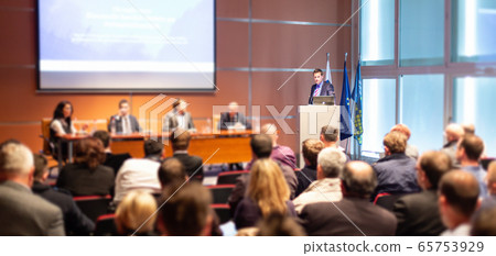 Speaker giving presentation on scientific business conference. Speaker giving presentation on scientific business conference. 65753929