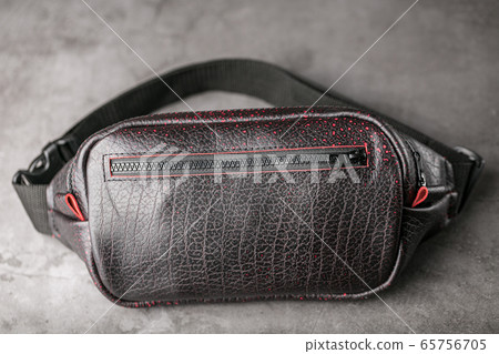 Bag on the belt of textured leather in Bordeaux 65756705