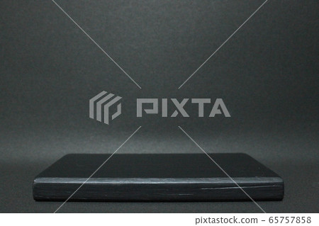 黑色背景與黑色基座-黑色背景與黑色基座 65757858