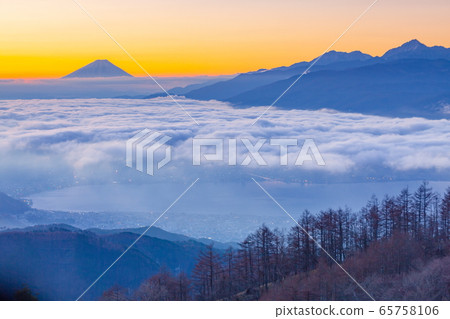 Mt. Fuji and sea of clouds at dawn at Takabocchi Plateau, Okaya City, Nagano Prefecture 65758106