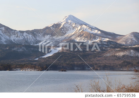 萬代山和豬苗代湖在白雪皚皚的風景 萬代山和豬苗代湖在白雪皚皚的風景 65759536