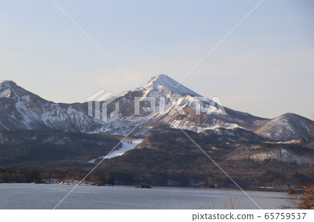 萬代山和豬苗代湖在白雪皚皚的風景 萬代山和豬苗代湖在白雪皚皚的風景 65759537