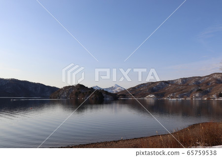 萬代山和豬苗代湖在白雪皚皚的風景 萬代山和豬苗代湖在白雪皚皚的風景 65759538