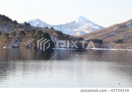 萬代山和豬苗代湖在白雪皚皚的風景 萬代山和豬苗代湖在白雪皚皚的風景 65759539