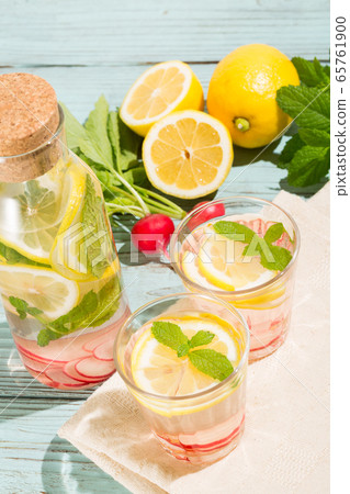 Detox water with lemon, mint and radish-infused water 65761900