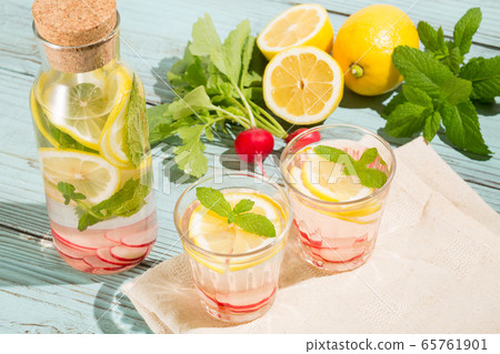 Detox water with lemon, mint and radish-infused water 65761901