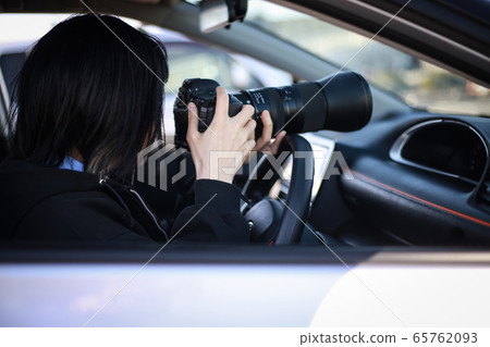 一個女人從車內拍照 65762093