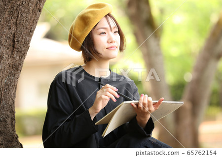 畫畫的女人 畫畫的女人 65762154