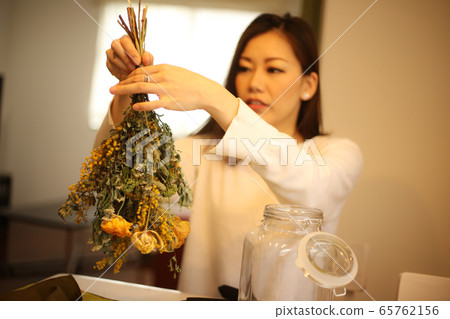 充塞在瓶子的婦女乾花 充塞在瓶子的婦女乾花 65762156