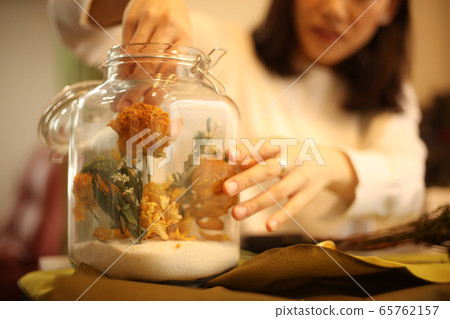 充塞在瓶子的婦女乾花 充塞在瓶子的婦女乾花 65762157