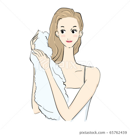 一個女人洗完頭髮後擦頭髮 一個女人洗完頭髮後擦頭髮 65762439