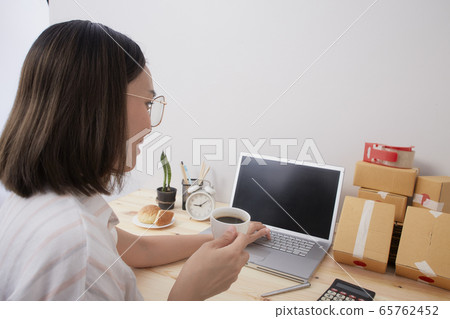 Young woman work from home 65762452