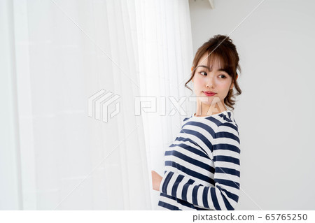 Woman in the room Woman in the room 65765250