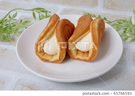 Waffle Western confectionery cream fresh cream dessert Waffle Western confectionery cream fresh cream dessert 65766593