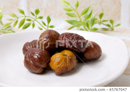 Chestnut, sweet chestnut, peeled chestnut, autumn marron tree nut Chestnut, sweet chestnut, peeled chestnut, autumn marron tree nut 65767047