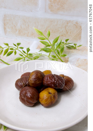 Chestnut, sweet chestnut, peeled chestnut, autumn marron tree nut Chestnut, sweet chestnut, peeled chestnut, autumn marron tree nut 65767048