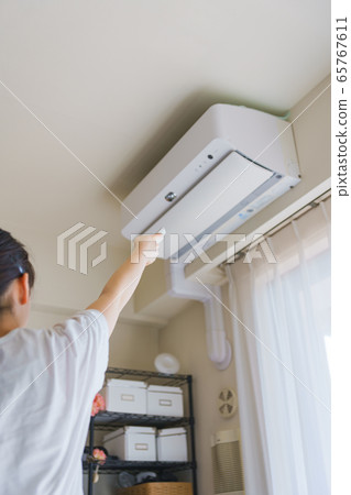 預防中暑，空調，空調，溫度控制，通風，夏季，遙控器，客廳，女性，病毒防護，空氣淨化器 65767611