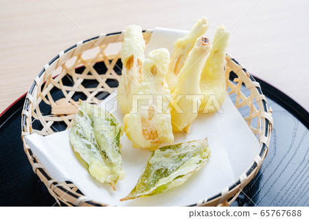 Lucky and persimmon leaf tempura Lucky and persimmon leaf tempura 65767688