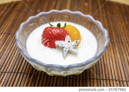 Milk pudding topped with fruit 65767960