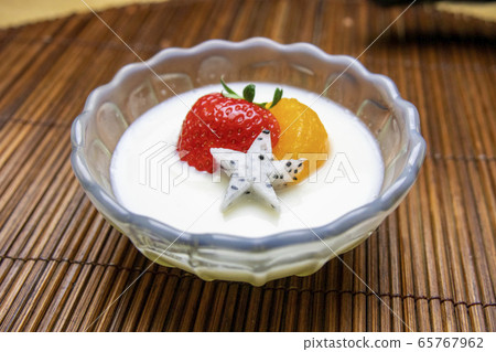 Milk pudding topped with fruit Milk pudding topped with fruit 65767962