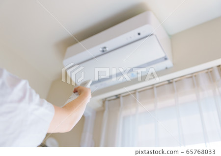 Heat stroke prevention, air conditioning, air conditioning, temperature control, ventilation, summer, remote control, living room, female, virus protection, air purifier 65768033