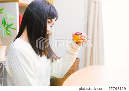 女人盯著瓶裝的嬰兒食品副本空間 65768139