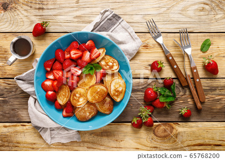 Pancake cereal, mini pancakes with fresh Pancake cereal, mini pancakes with fresh 65768200