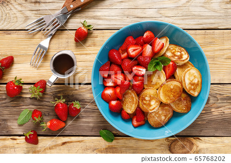 Pancake cereal, mini pancakes with fresh Pancake cereal, mini pancakes with fresh 65768202