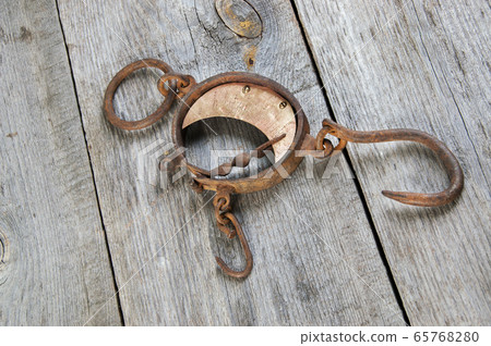 Antique brass iron rusty hand scales with hooks 65768280