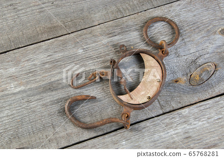 Antique brass iron rusty hand scales with hooks Antique brass iron rusty hand scales with hooks 65768281