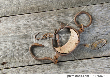 Antique brass iron rusty hand scales with hooks 65768282