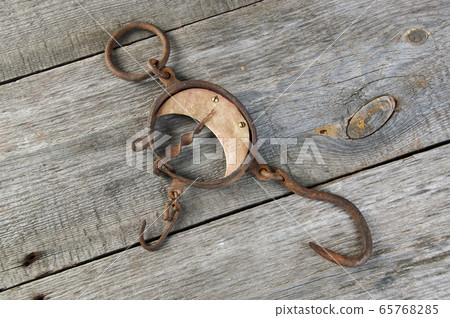 Antique brass iron rusty hand scales with hooks 65768285