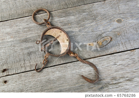 Antique brass iron rusty hand scales with hooks 65768286