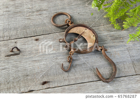 Antique brass iron rusty hand scales with hooks Antique brass iron rusty hand scales with hooks 65768287