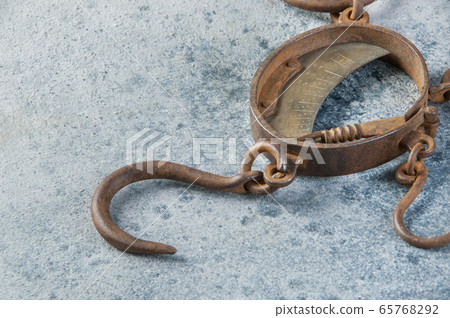 Antique brass iron rusty hand scales with hooks 65768292