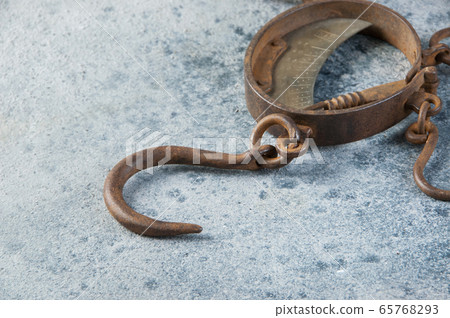 Antique brass iron rusty hand scales with hooks 65768293