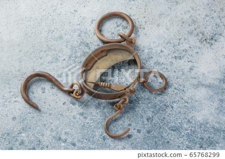 Antique brass iron rusty hand scales with hooks 65768299