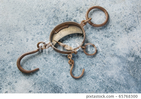 Antique brass iron rusty hand scales with hooks 65768300