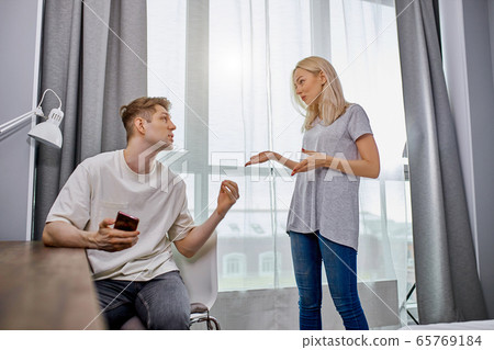how much can you sit with the phone, dissatisfied woman and lazy man 65769184