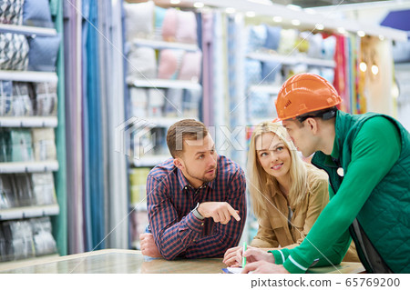 customers attentively listen to consultant customers attentively listen to consultant 65769200
