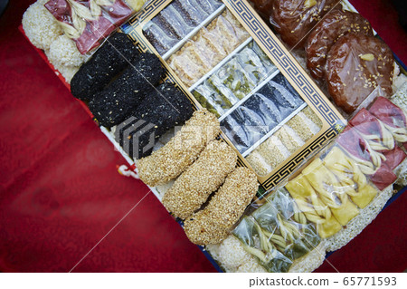 Assorted Korean traditional sweets 65771593