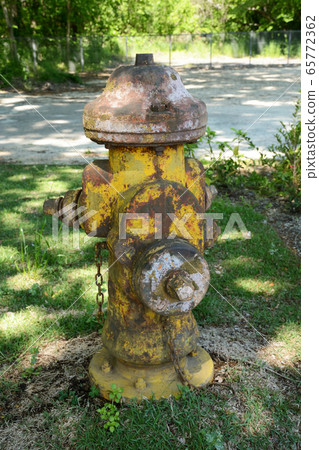 Old American fire hydrant 65772362